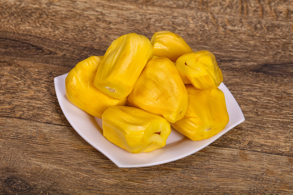 Tout ce que vous devez savoir sur le jacquier : préparation, recettes et bienfaits 2 Fruits exotiques tropicaux - jacquier dans l'assiette