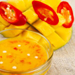 Recette facile de sauce à la mangue – Parfait pour crevettes, rouleaux de printemps et plus 58 Sauce chili à la mangue, mangue et chili sur toile de jute.